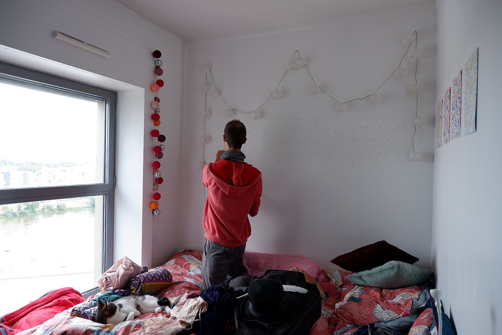 Ryan détache les photos du mur de mon ancienne chambre