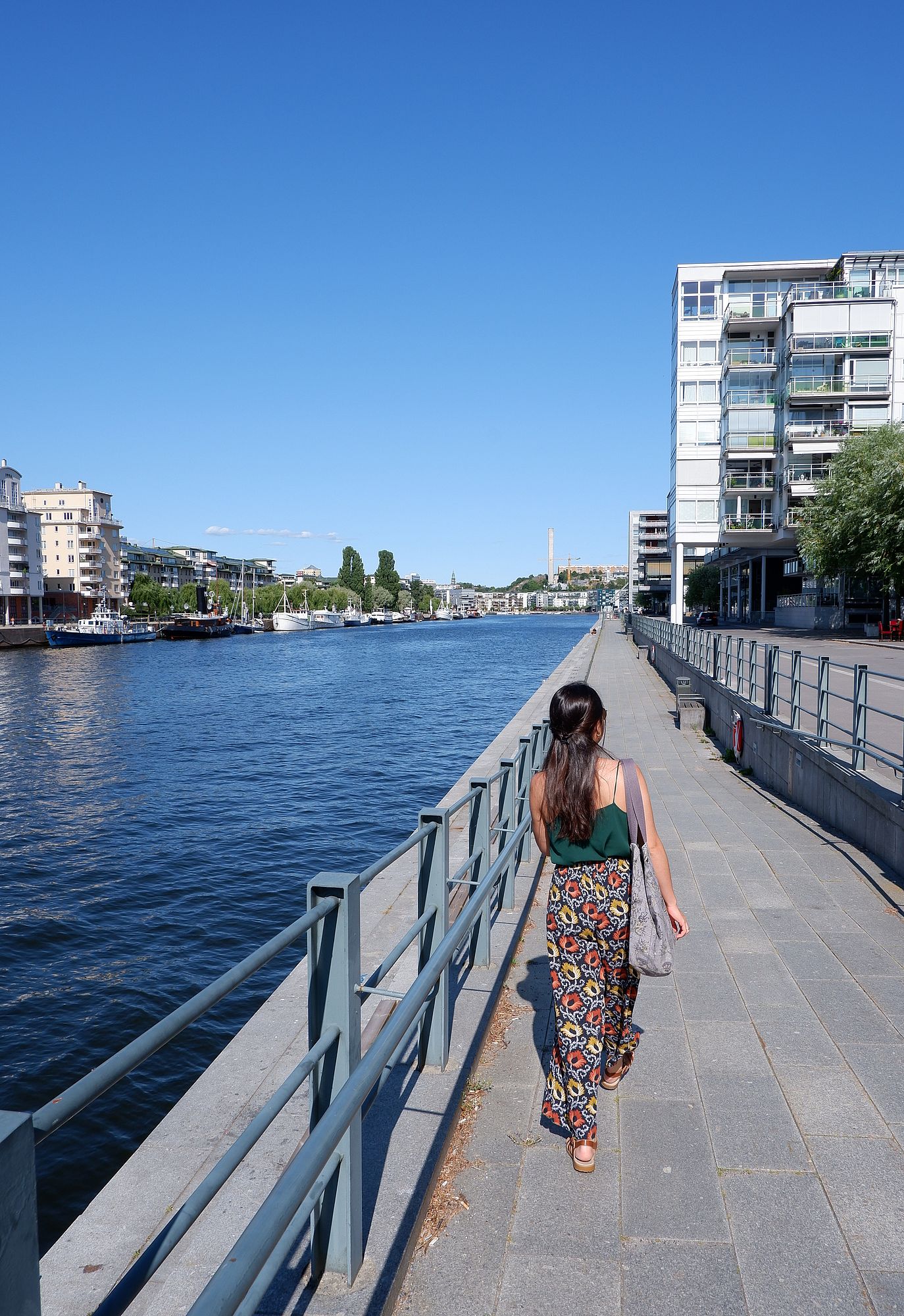 Marina sur un chemin bétonné au bord de l'eau