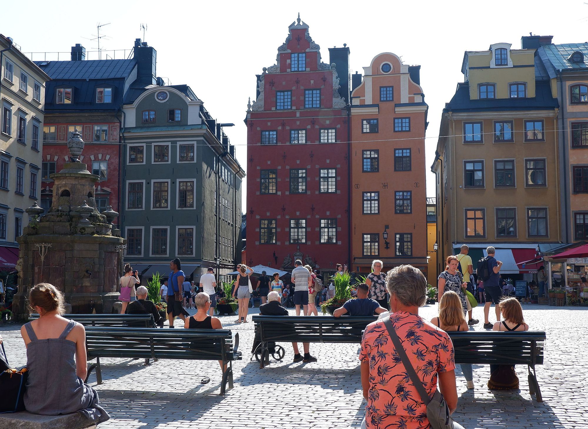 La vieille ville (Gamla Stan) de Stockholm avec son sol pavé, ses immeubles colorés et ses touristes.