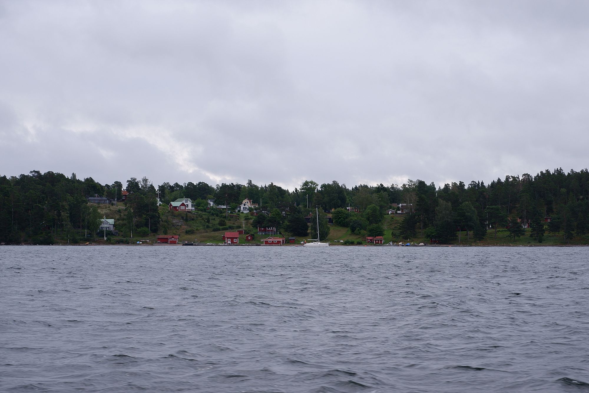 Petites maisons en bois rouge sur les îles autour de nous