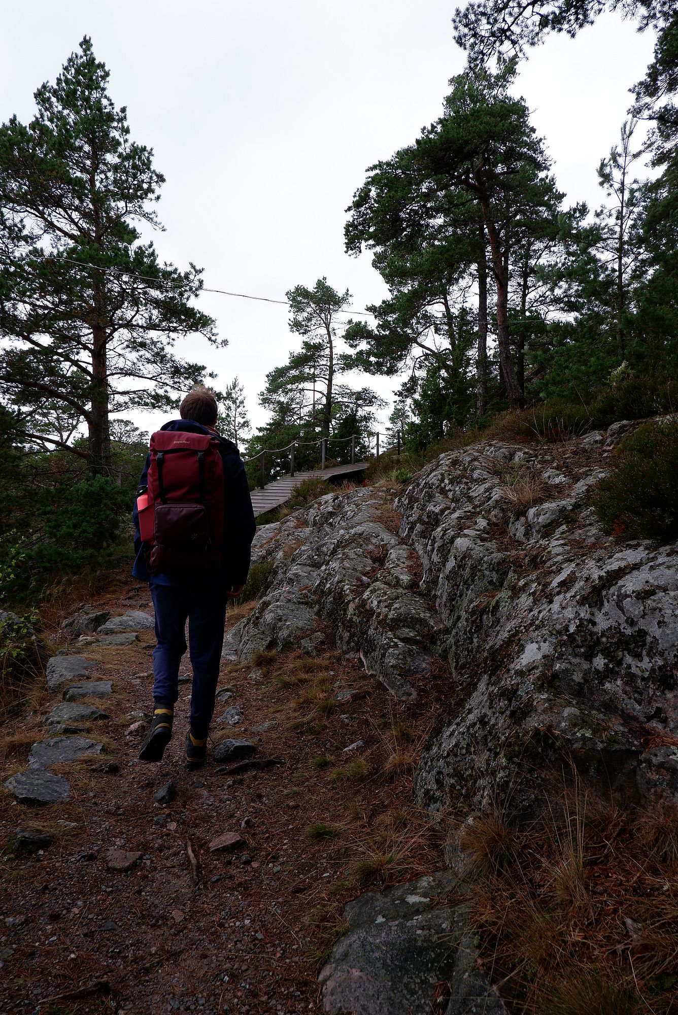 Ryan avec son sac à dos sur un chemin rocheux