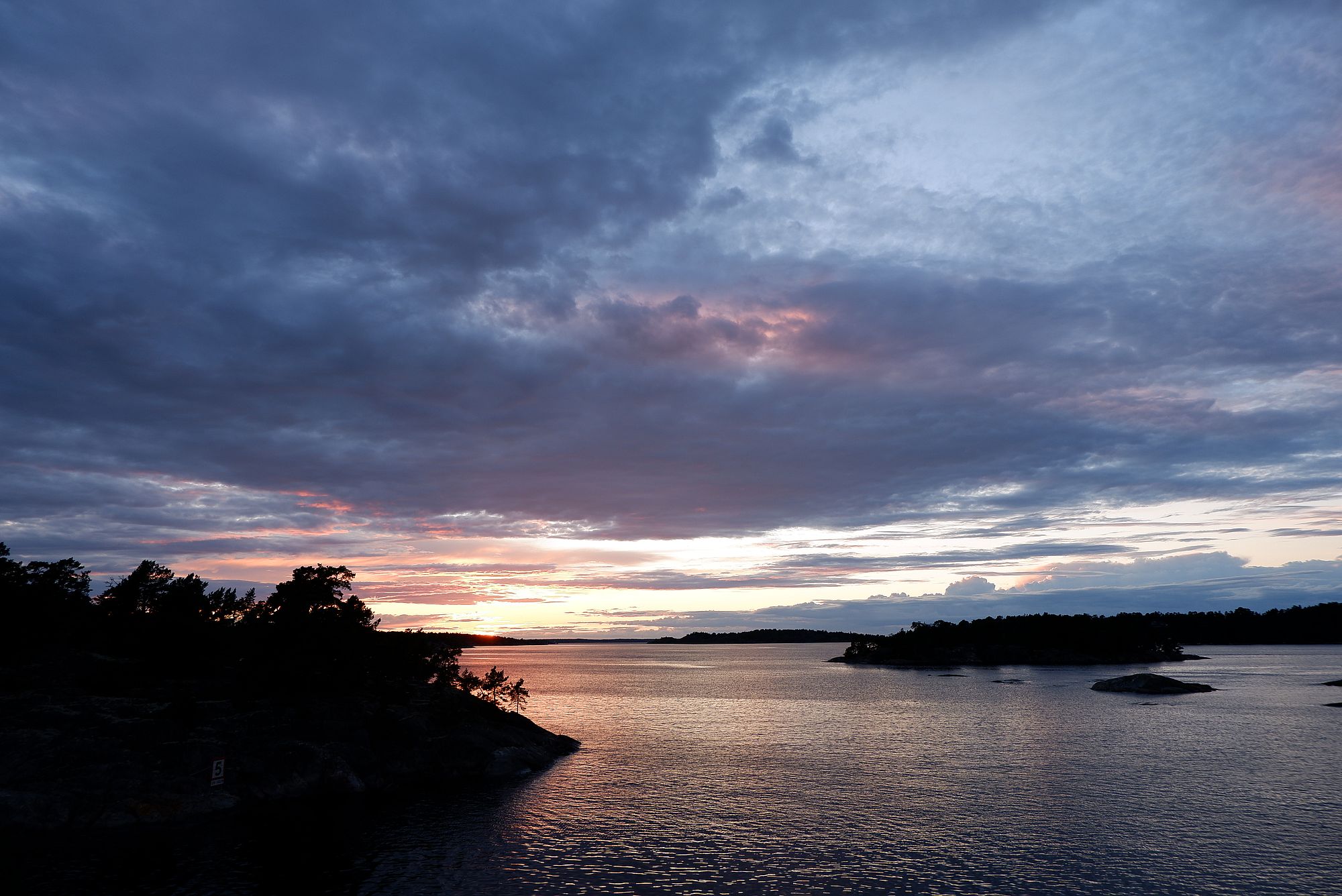Fin du coucher de soleil sur l'archipel, la nuit tombe doucement et le ciel est bleu.