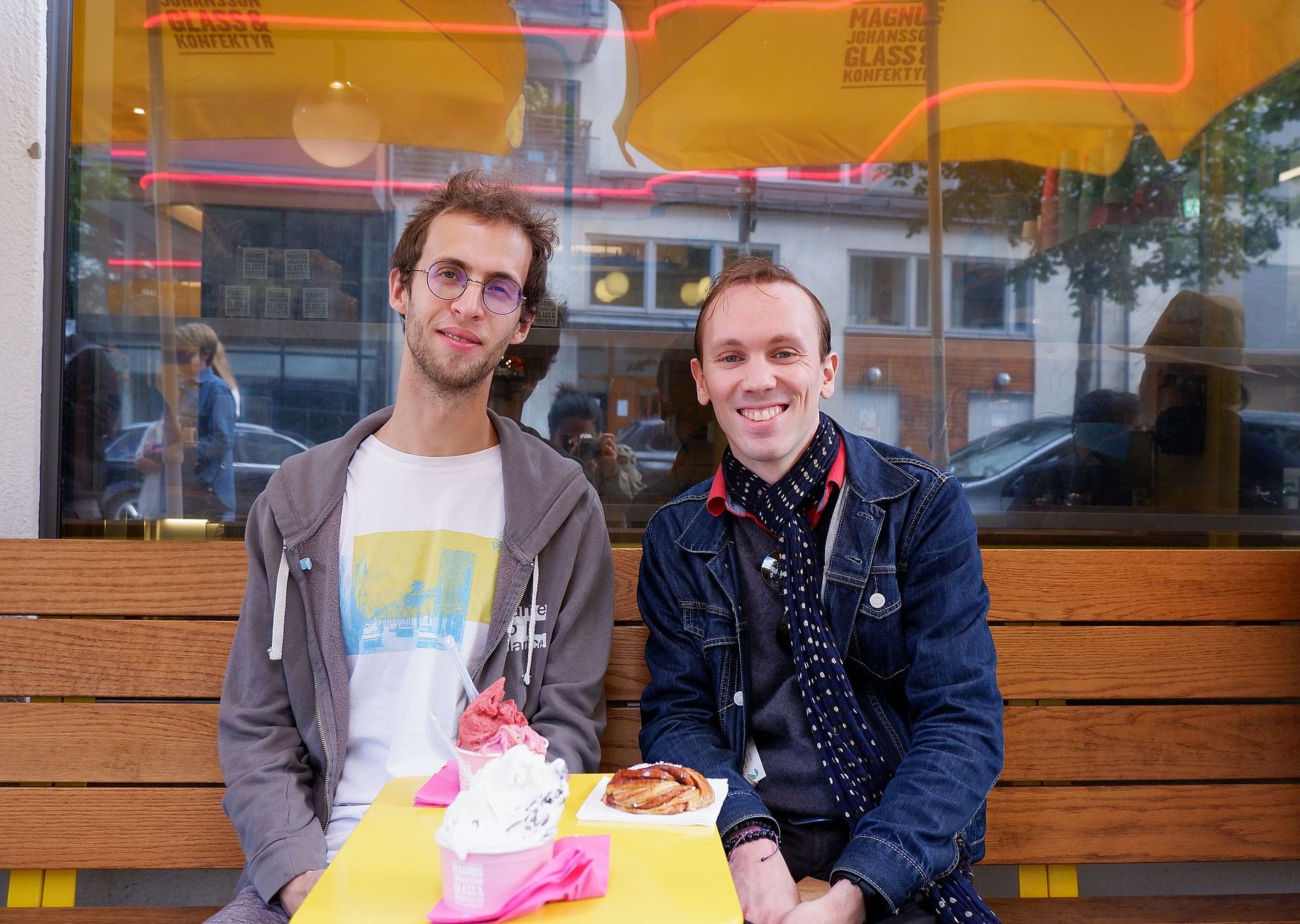 Ryan et Romain avec glace et roulé à la cannelle chez Magnus Johansson