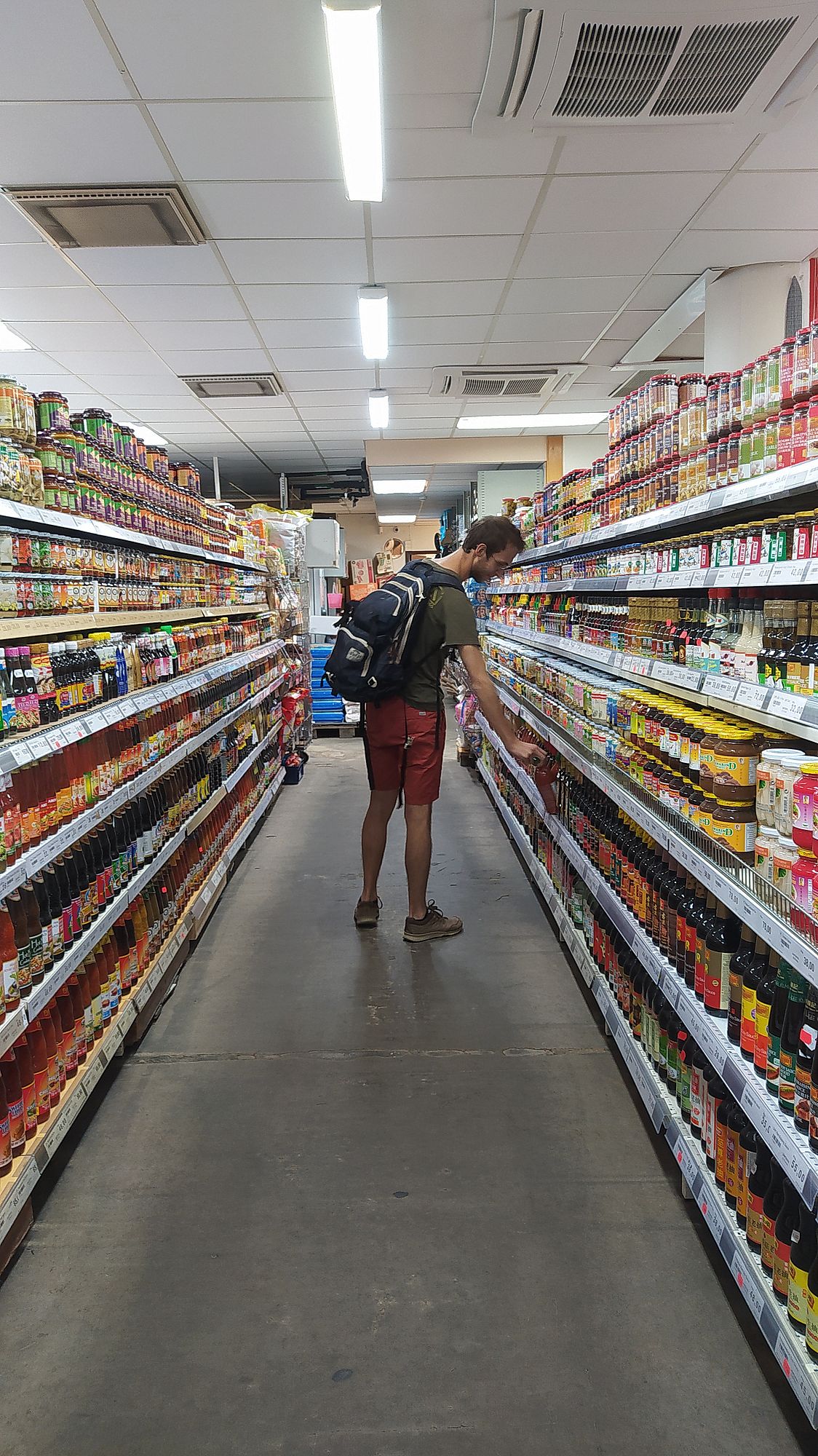 Ryan dans un rayon de magasin asiatique à Stockholm
