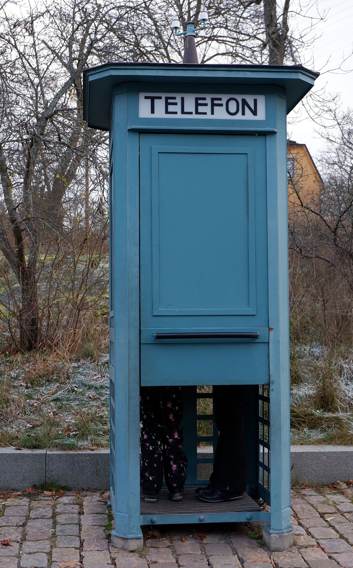 une cabine téléphonique bleue