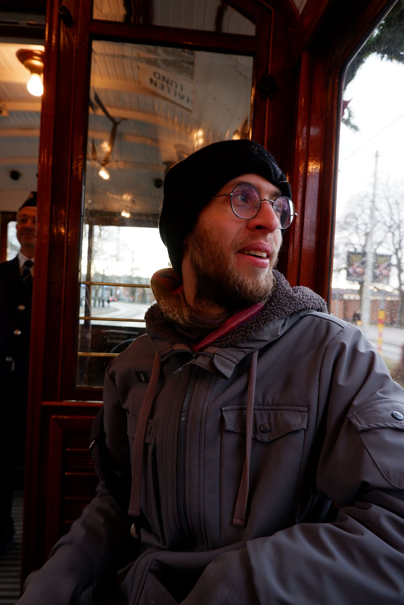 Ryan dans un tramway un peu rétro
