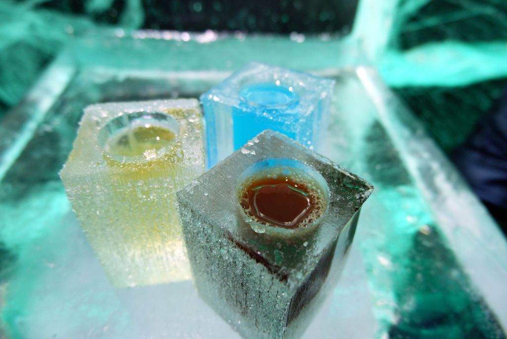 Cocktails dans verres en glaçons