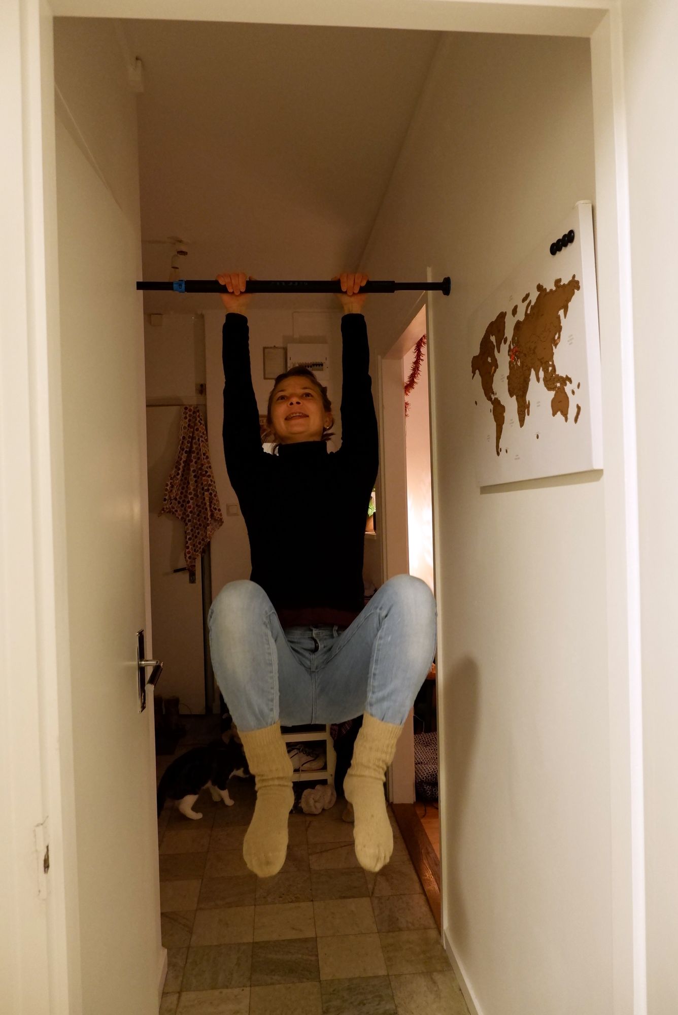 Justine accrochée à la barre de traction dans notre appartement