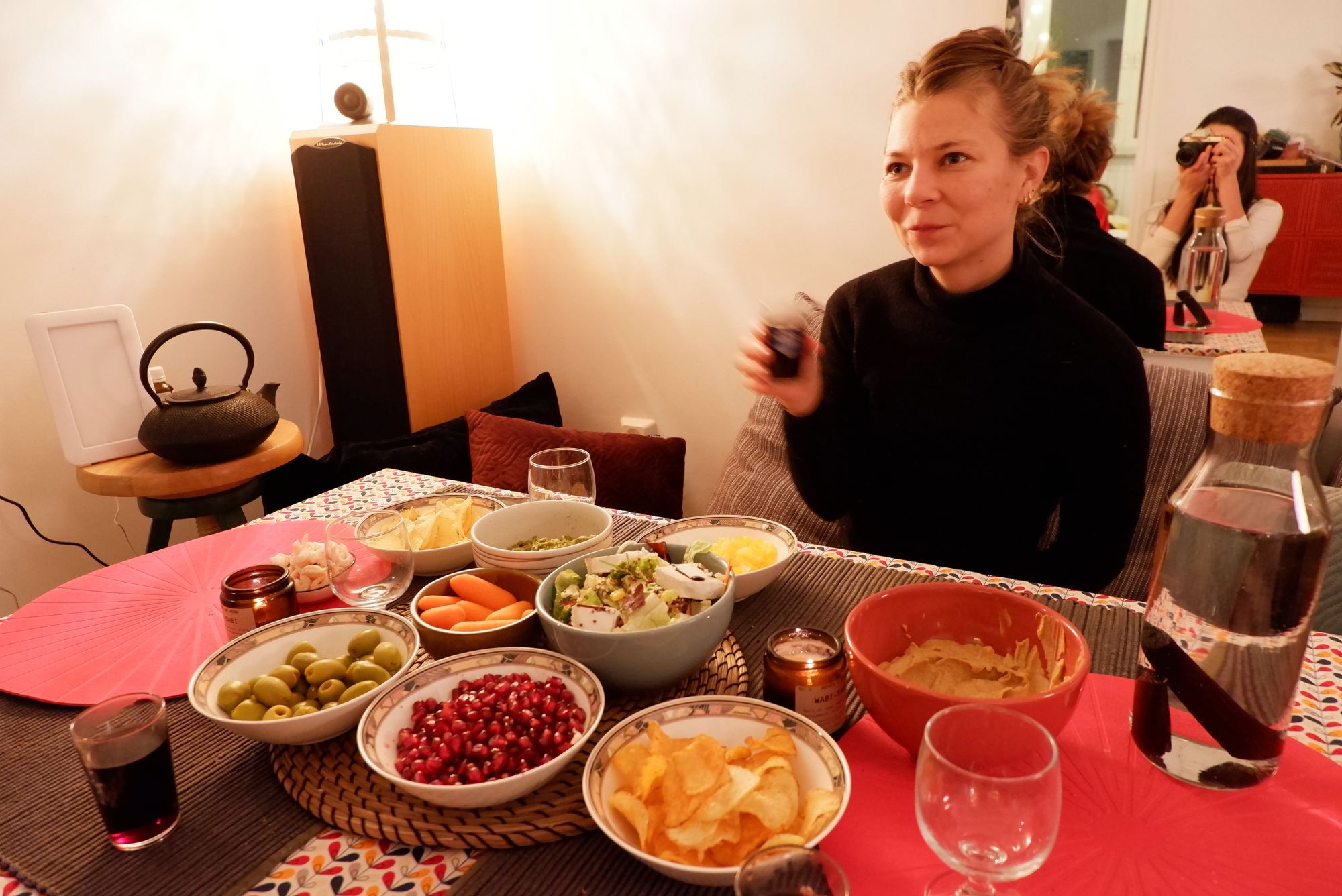 Justine devant la tablée de Noël