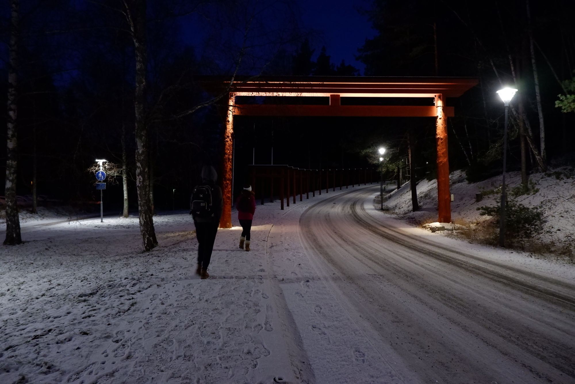 un portail tori sous la neige dans la nuit