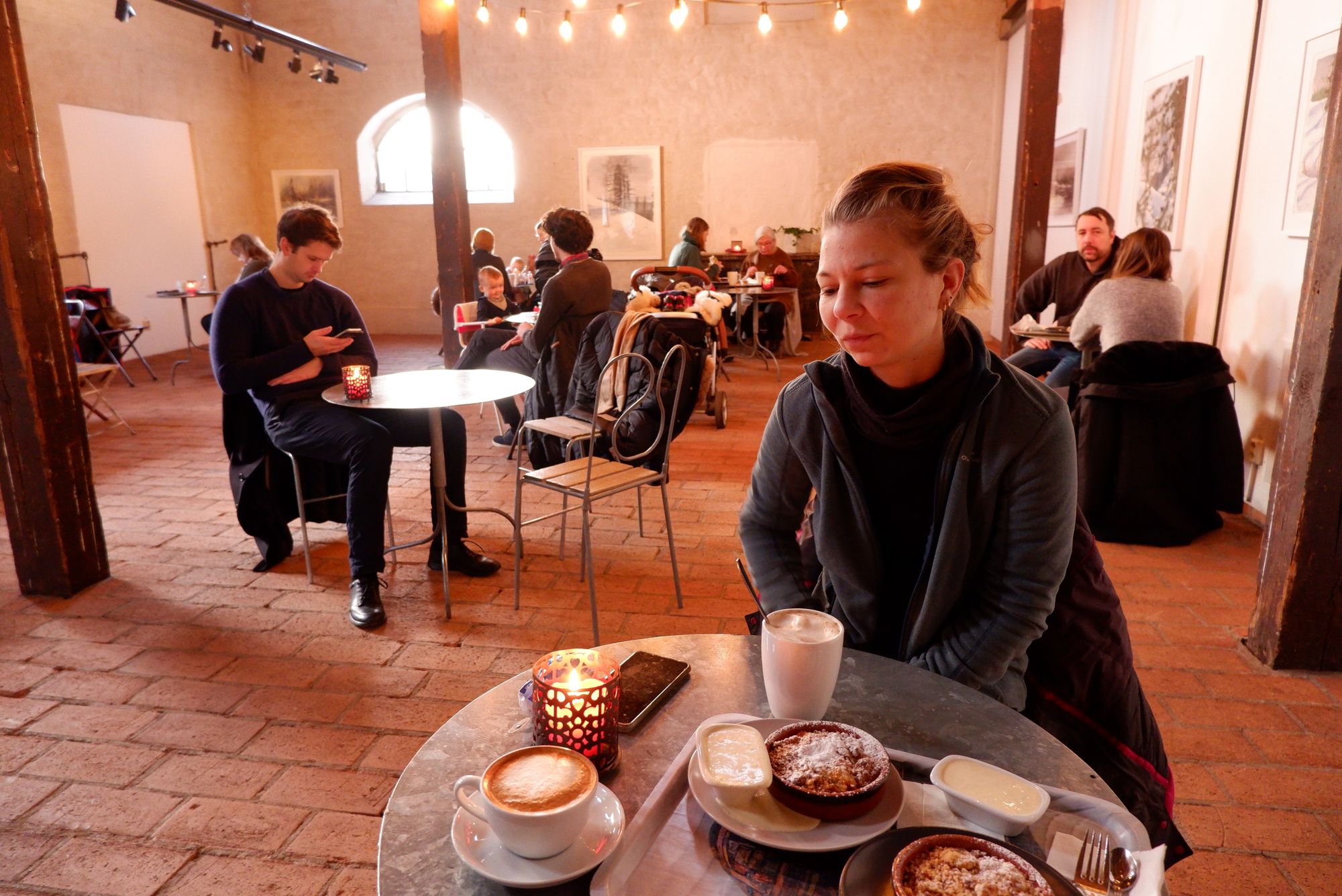 Justine dans un café à Vinterviken