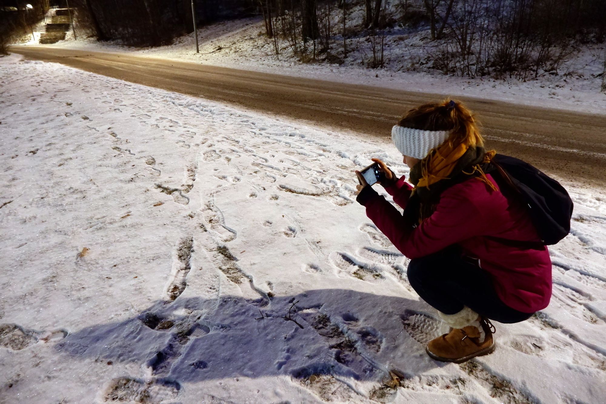 Justine cherche des paillettes dans la neige
