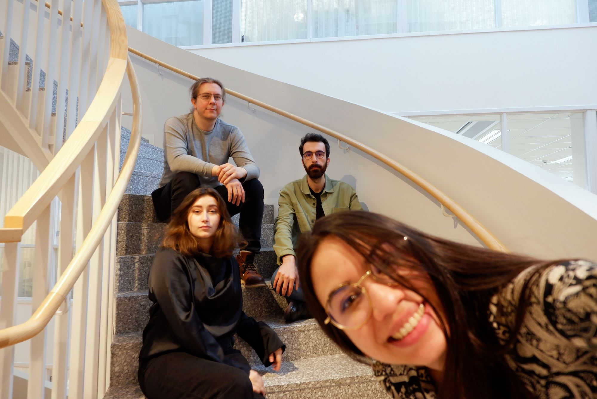 Martin, Seyf, Nathalie et moi installés sur des marches d'escalier