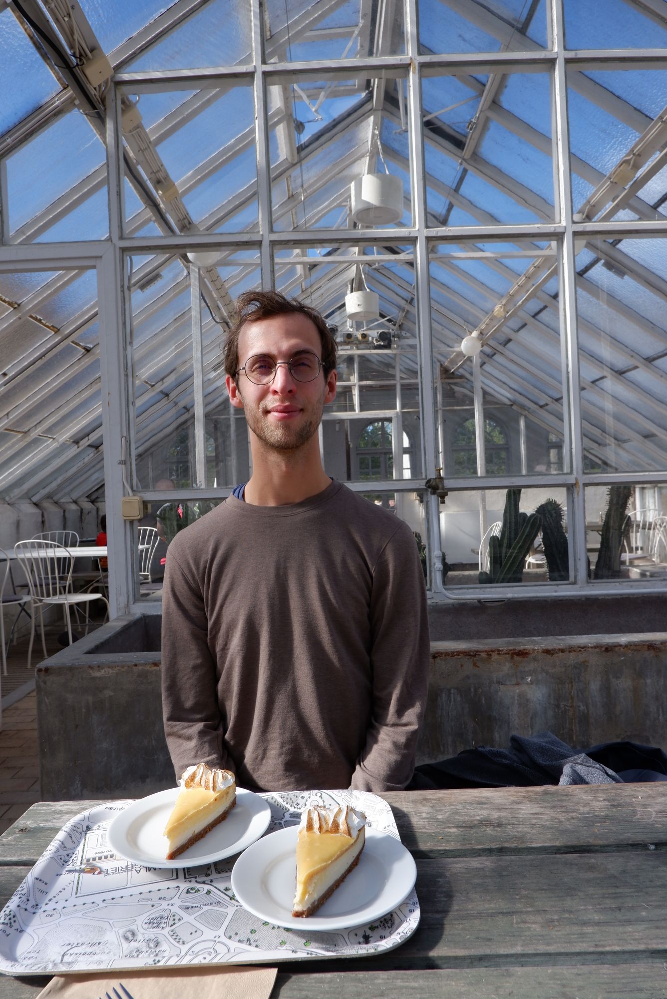 Ryan posant devant deux parts de cheesecake au citron