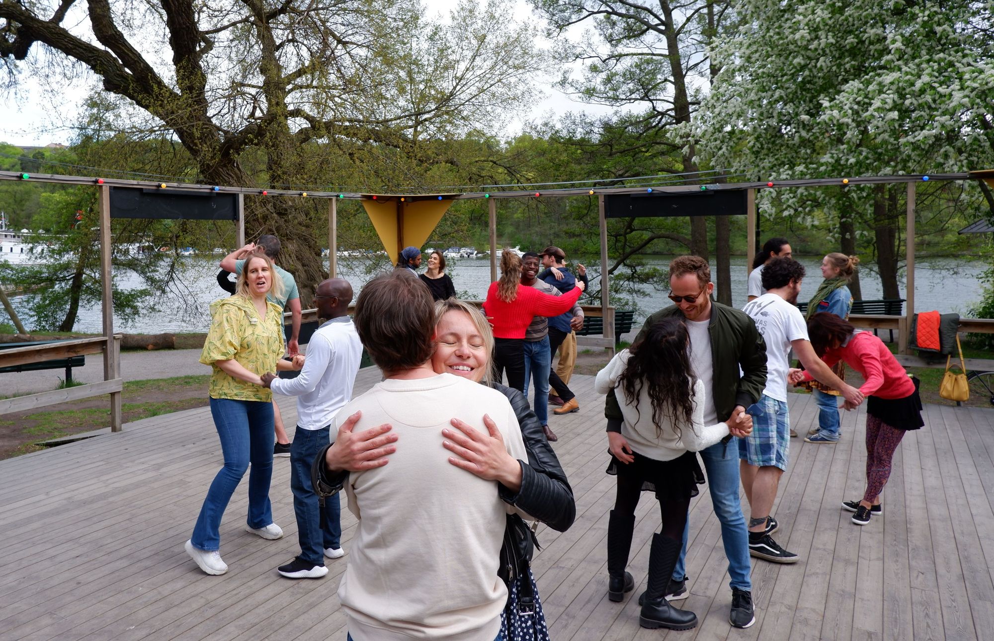 Un groupe de danseur.se.s de forró à Språllen