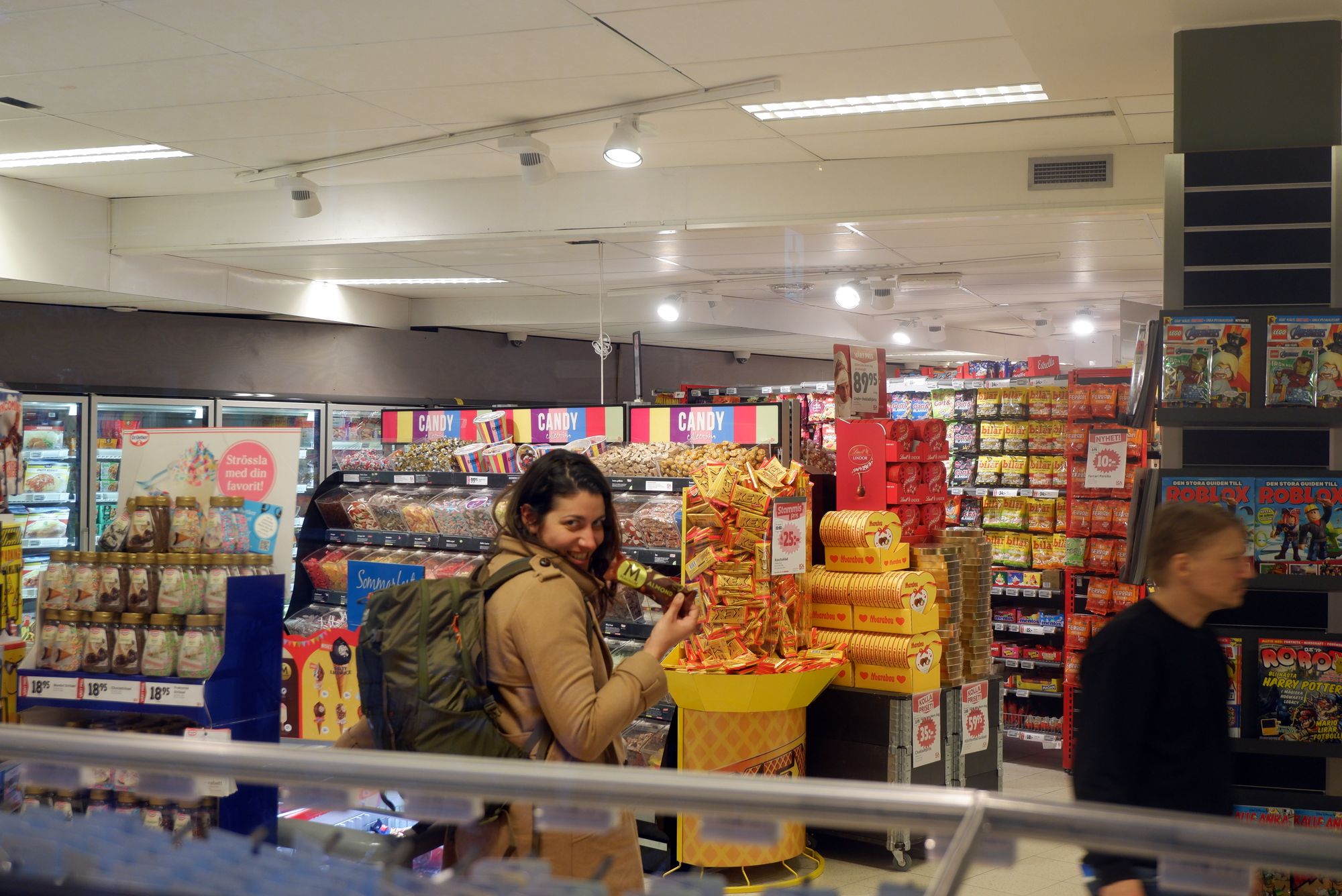 Sarah, prise sur le vif avec une glace dans les main à ICA, le supermarché suédois